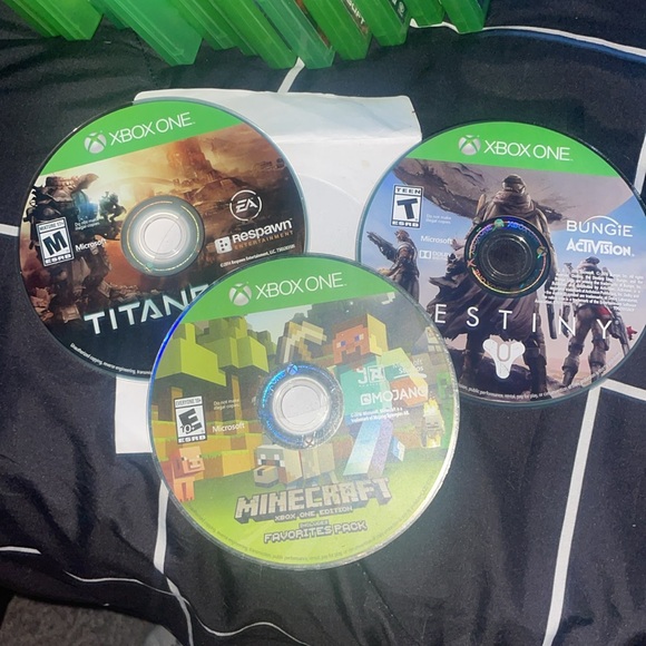 15 xbox/xbox one used video game cd’s, none of them are damaged. - Picture 2 of 3